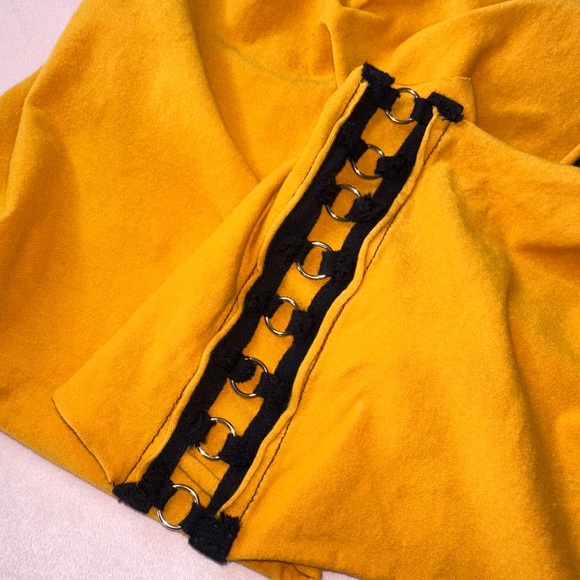 SLEEVELESS GRAPHIC CROP TOP W/ CUTOUT RING SIDES · SIZE M - Picture 5 of 10